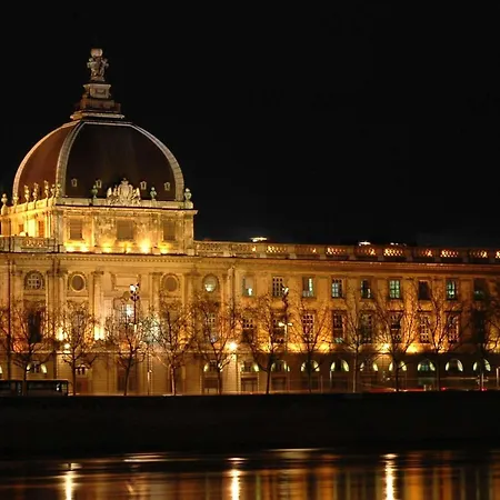 Mercure Lyon Centre Charpennes 4*